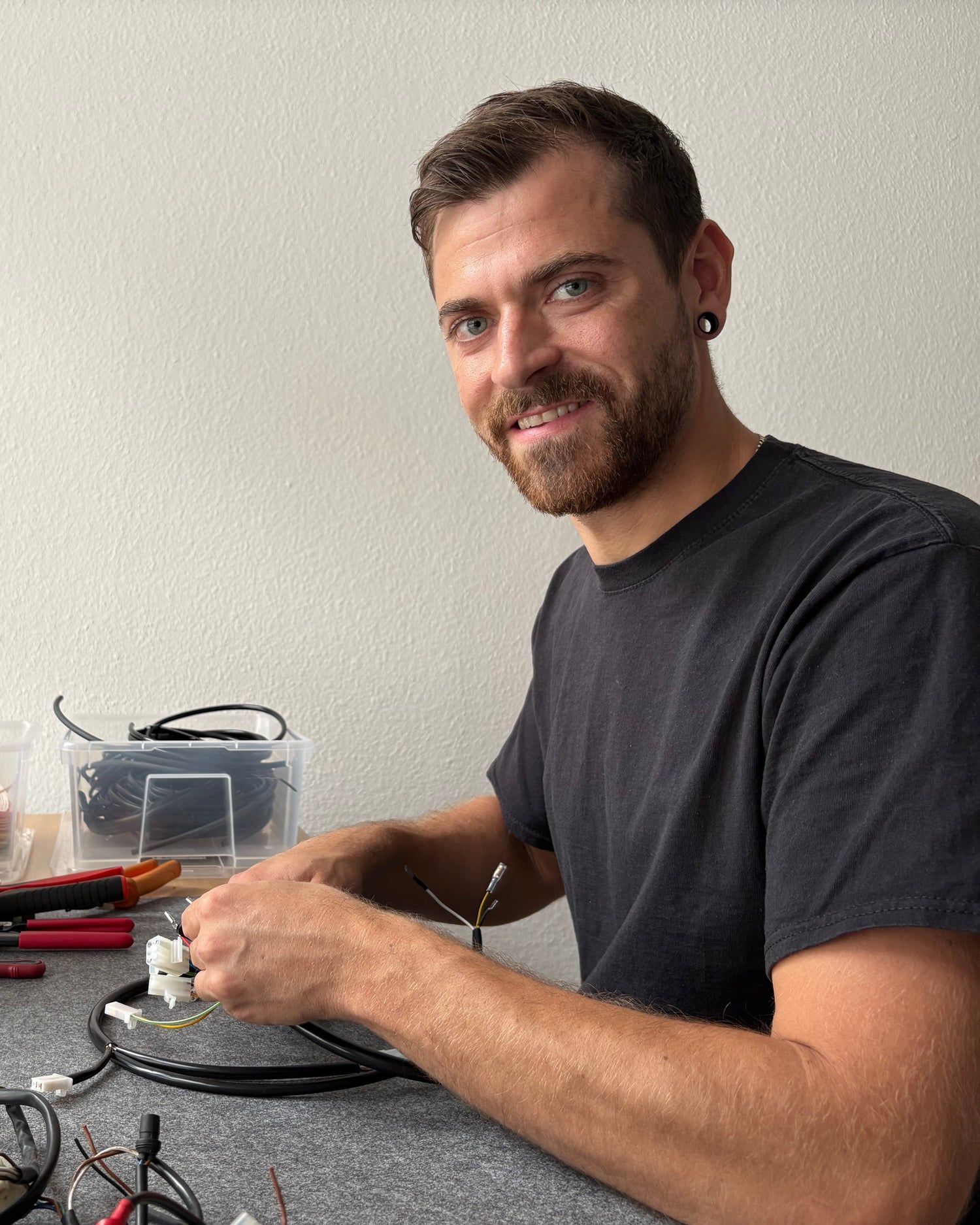 Florian Hörstemeier von Crimpwork baut individuelle Kabelbäume für Fahrzeuge