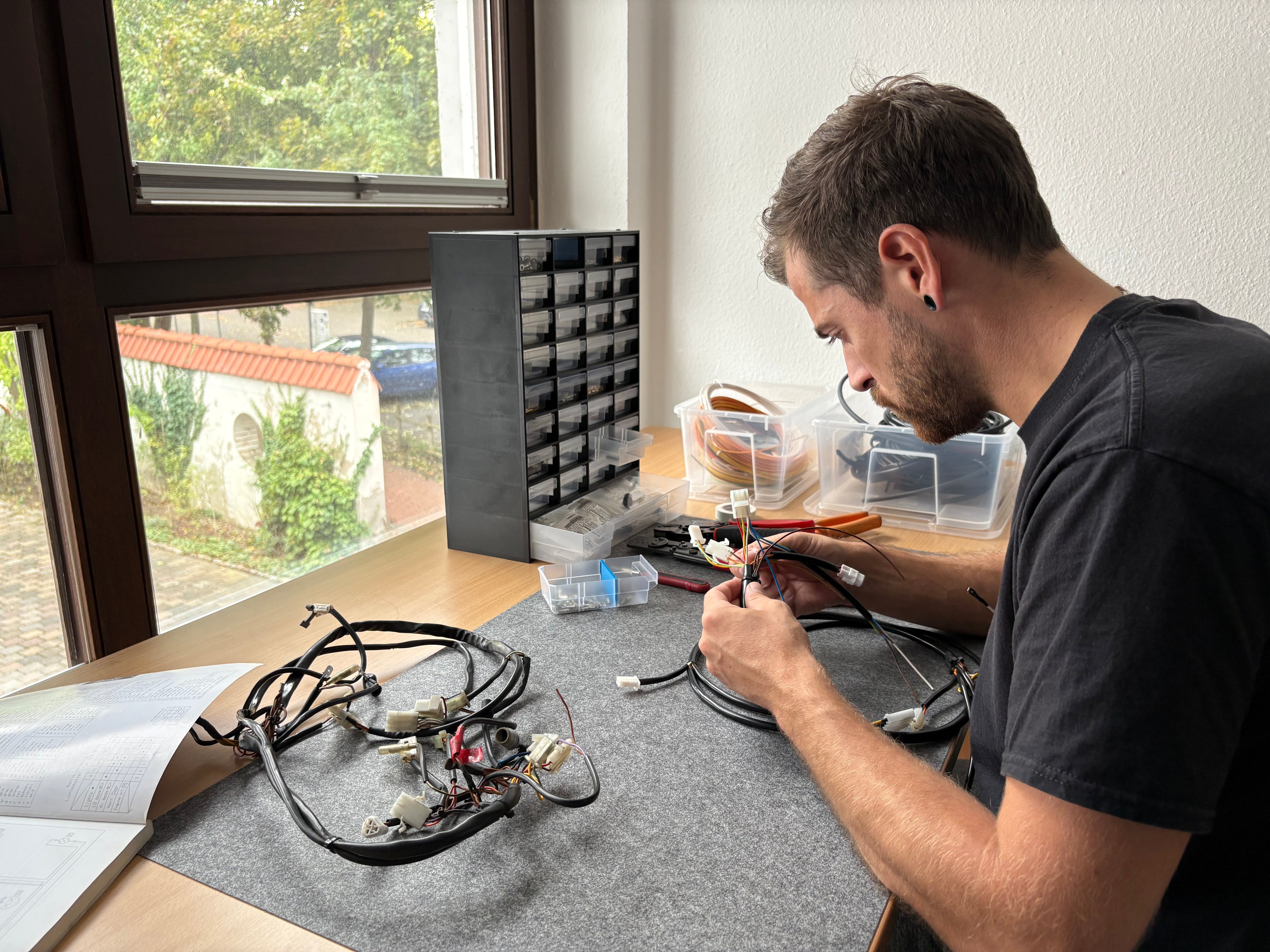 Über mich: Florian Hoerstemeier ist Gründer von Crimpwork hat es sich zur Aufgabe gemacht, Kabelbäume für Fahrzeuge nachzubauen